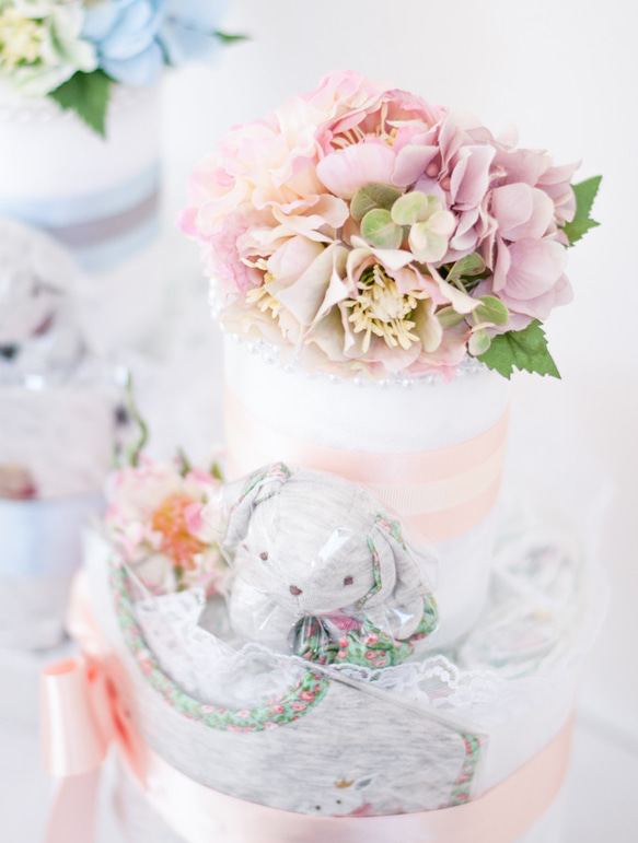 おむつケーキ・ダイパーケーキ：花柄ベビーアイテム付き「野うさぎ　ピンク」 2枚目の画像