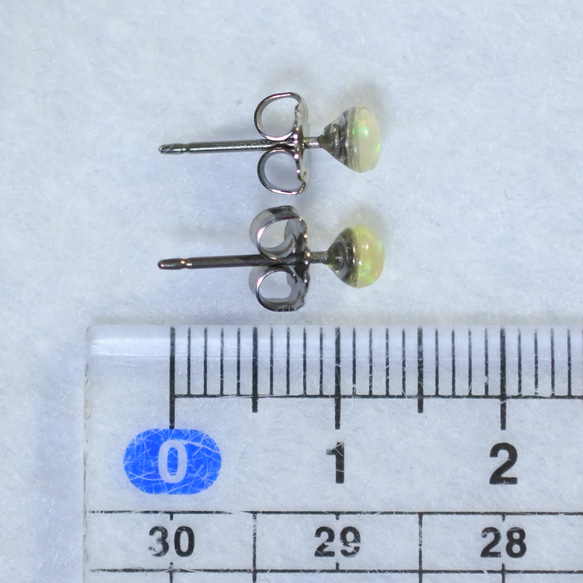 (1 件) 珍貴蛋白石耳環（4 毫米，鈦柱） 第5張的照片