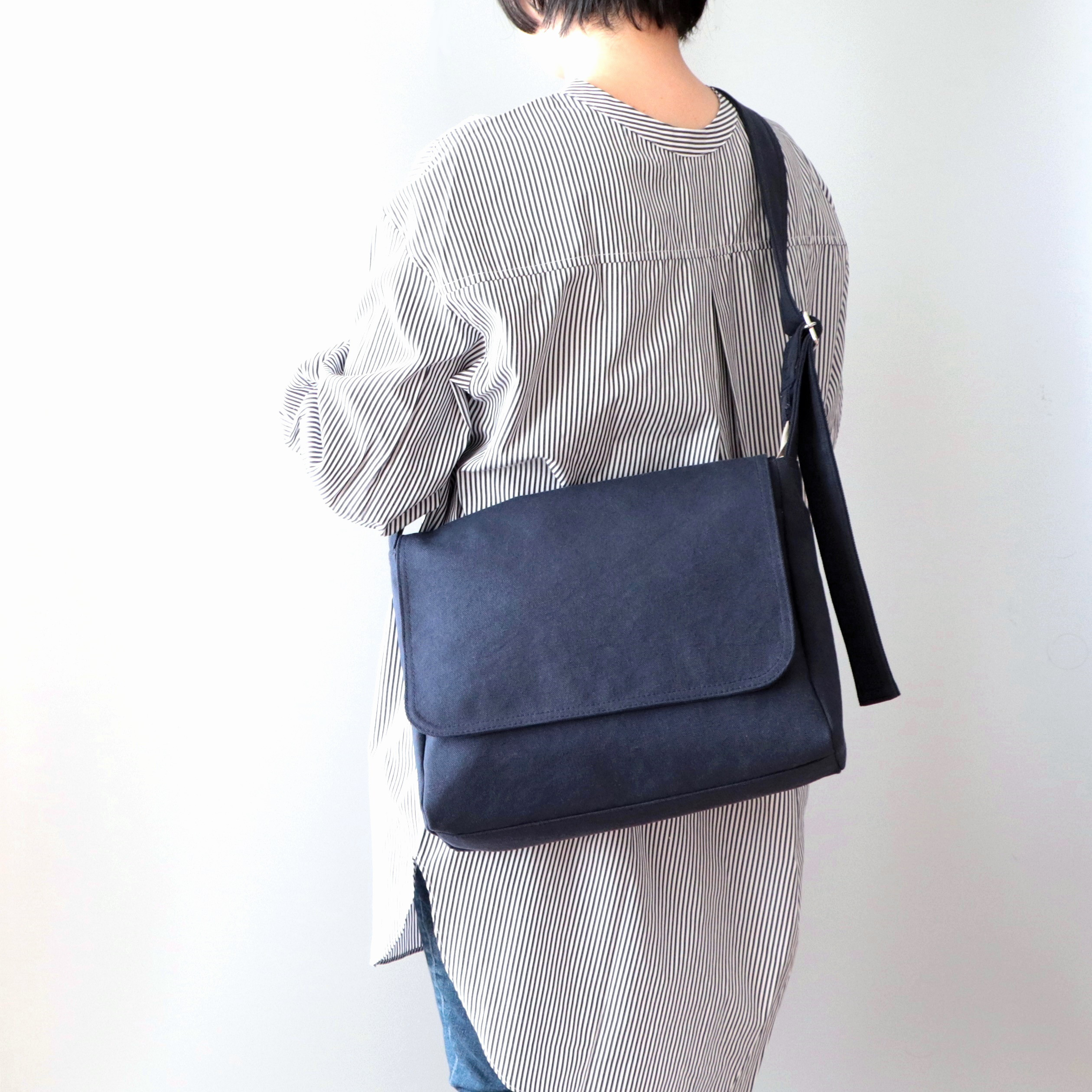 大人の楽カジュアル＊『フラップショルダー』A4OKシンプルスリム(ネイビー)