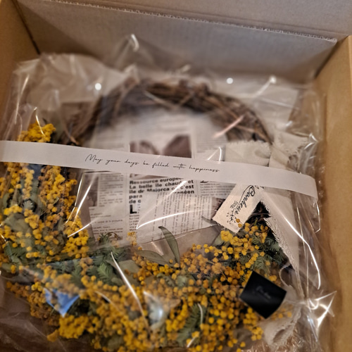 感謝価格！ミモザとバラの春まちハーフリース　ミランドールミモザ　カリステモン 感謝価格！ミモザとバラの春まちハーフリース ミランドール