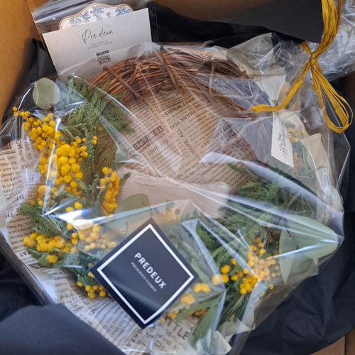 感謝価格！ミモザとバラの春まちハーフリース　ミランドールミモザ　カリステモン 感謝価格！ミモザとバラの春まちハーフリース ミランドール