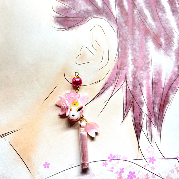 桜の花と花弁と狐面(狐のお面) 白×桜ピンク 選べるイヤリング／ピアス／チャーム 2枚目の画像
