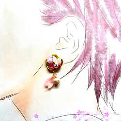 桜の花と花弁と狐面(狐のお面) 水引風レジンの耳飾り 選べるイヤリング／ピアス 2枚目の画像