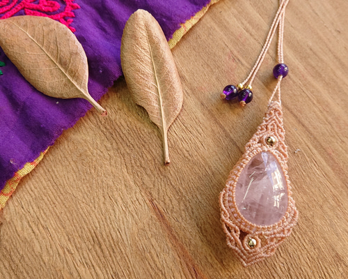 マクラメ編みローズクォーツペンダントA ネックレス・ペンダント