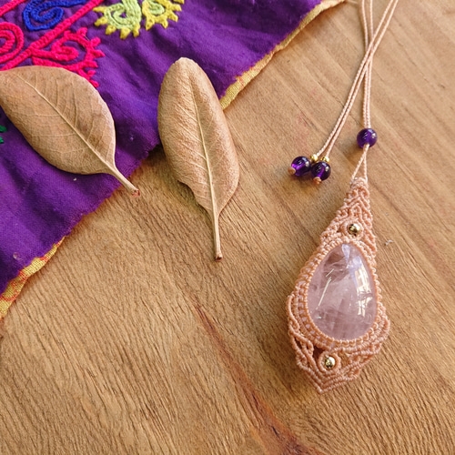 マクラメ編みローズクォーツペンダントA ネックレス・ペンダント