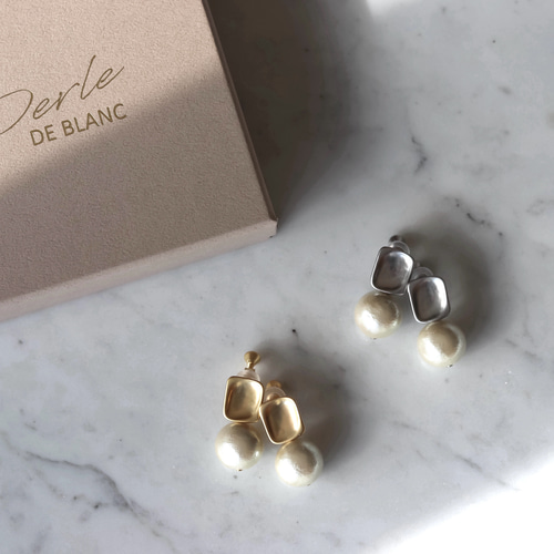 1点のみ アンティークボタン×コットンパールのアシンメトリー