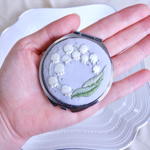 すずらん刺繍のコンパクトミラー 手鏡 Szal 通販 17137863｜Creema