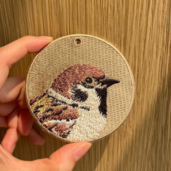 雀 すずめ スズメ 野鳥 小鳥 童話 昔話 チュンチュン 刺繍キーホルダー 刺繍 両面刺繍 プレゼント or-115 1枚目の画像