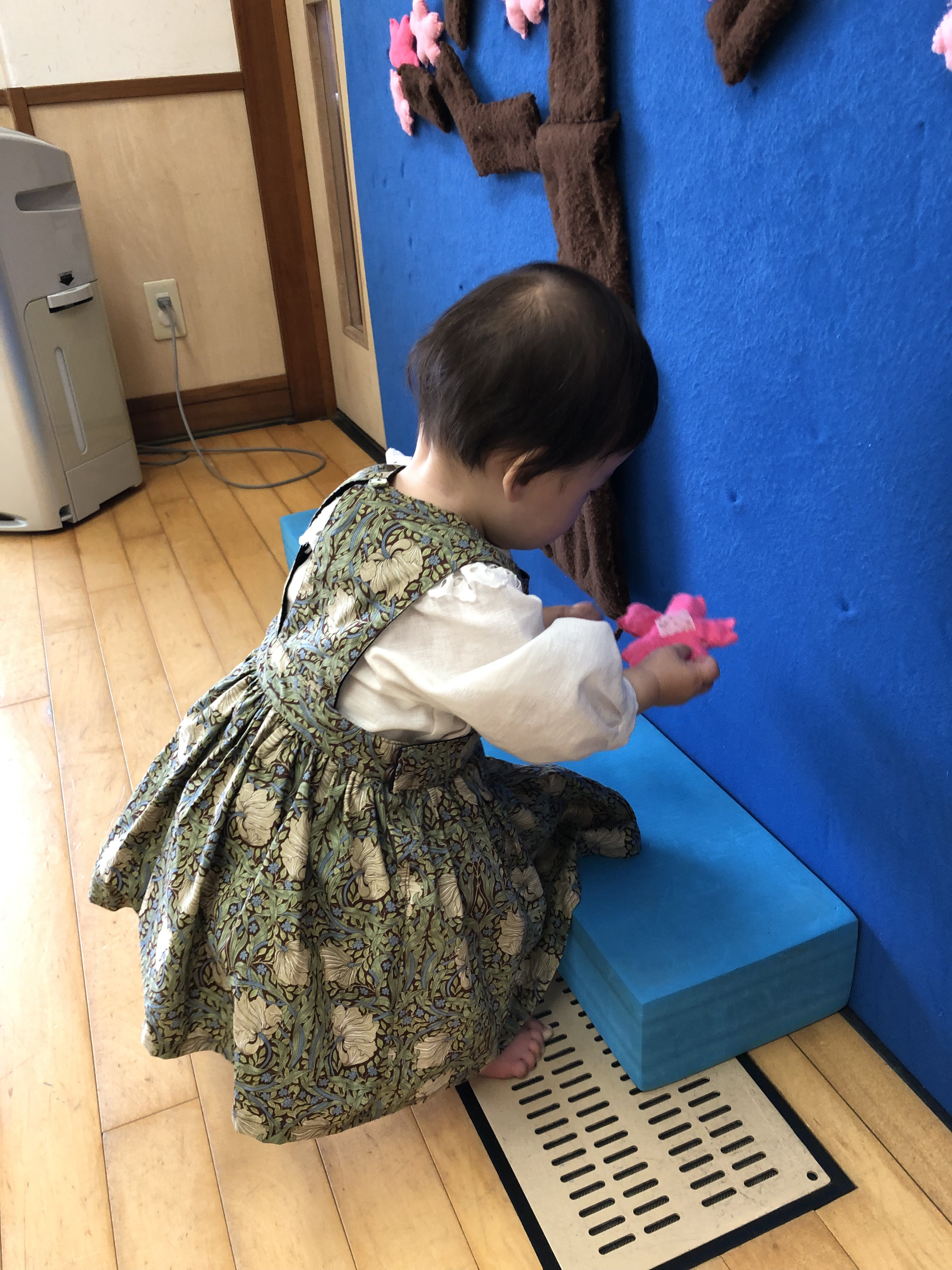 フリルレース衿のリネンブラウス　可愛い　花　レース　白　ホワイト　[ファブリック2024]