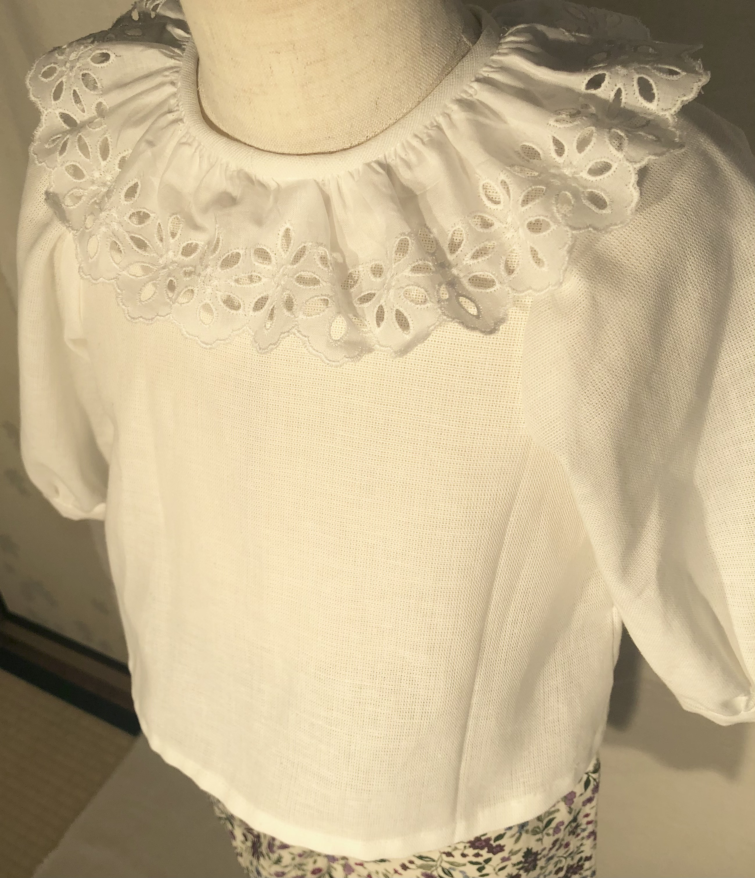 フリルレース衿のリネンブラウス　可愛い　花　レース　白　ホワイト　[ファブリック2024]