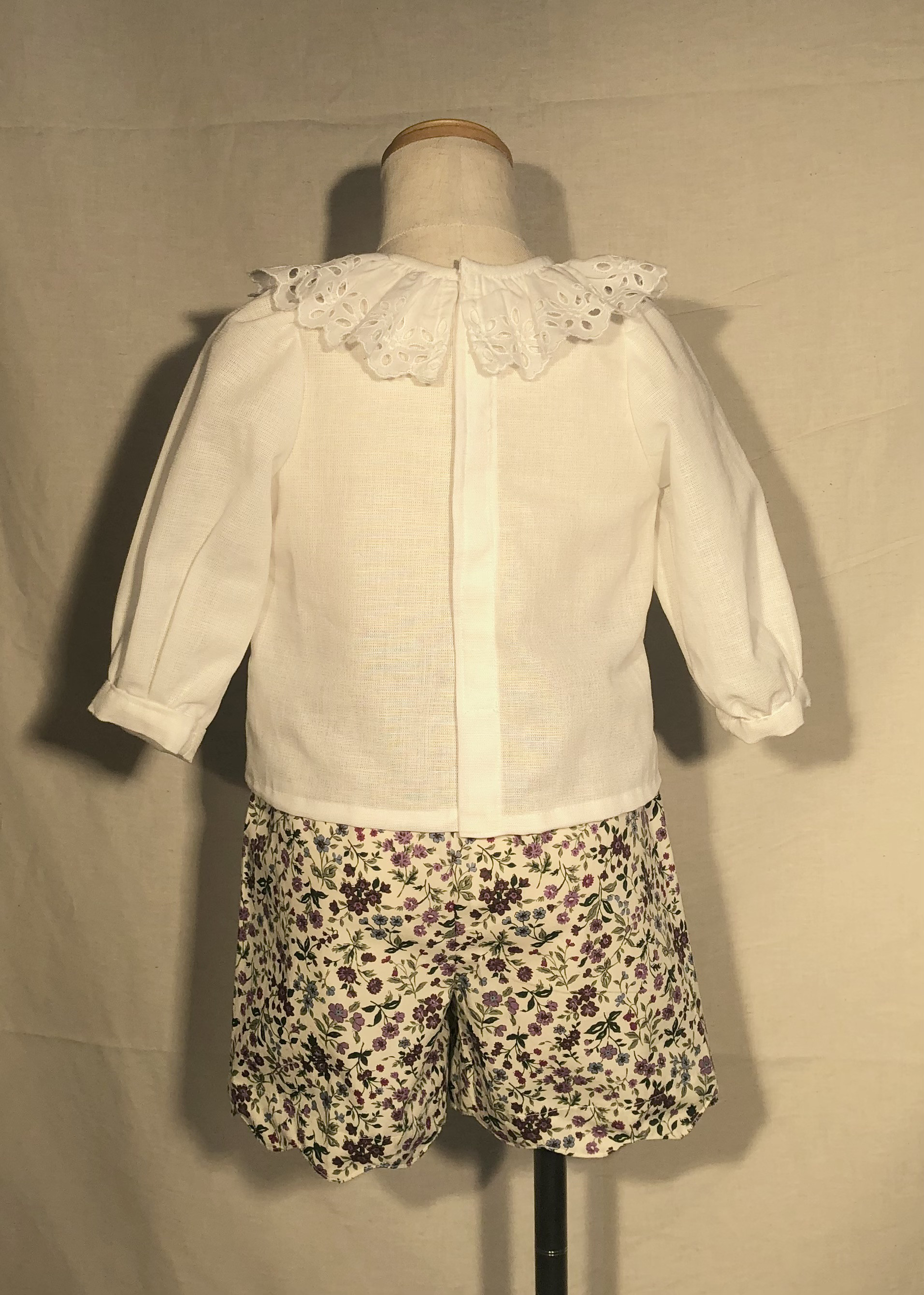 フリルレース衿のリネンブラウス　可愛い　花　レース　白　ホワイト　[ファブリック2024]