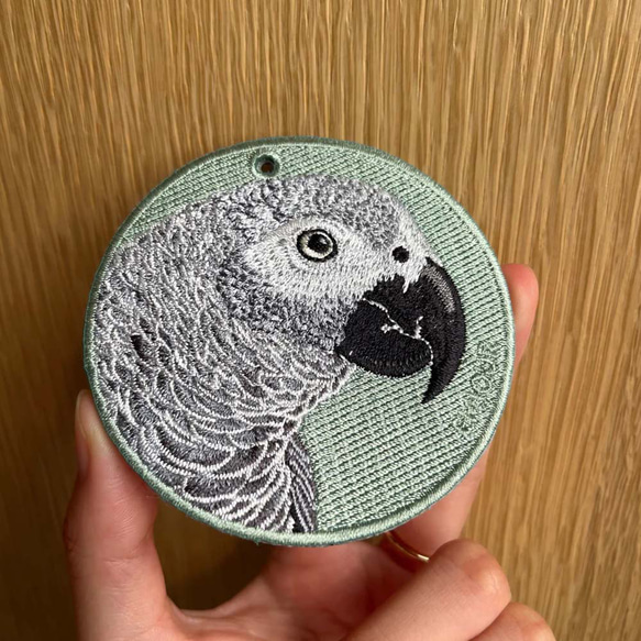 ヨウム 刺繍キーホルダー 両面刺繍 プレゼント gift ギフト オウム インコ インコ科 コンゴヨウム or-114 1枚目の画像