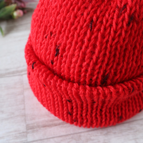新品未使用　いちごモチーフ付きニット帽　クロ系 いちご刺繍耳付アクリルニット帽・帽子 帽子｜子供服・ベビー服の通販