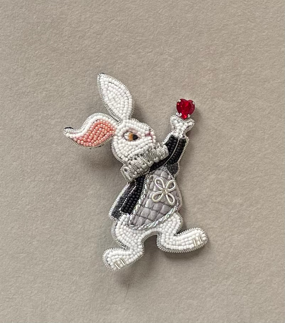 ビーズ刺繍のブローチ　-ハートを掲げた白ウサギ (シルバージャケット)-rabbit 3枚目の画像