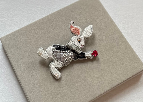 ビーズ刺繍のブローチ　-ハートを掲げた白ウサギ (シルバージャケット)-rabbit 5枚目の画像