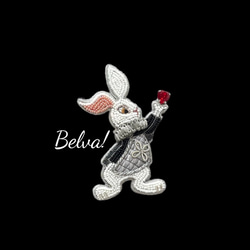 ビーズ刺繍のブローチ　-ハートを掲げた白ウサギ (シルバージャケット)-rabbit 2枚目の画像