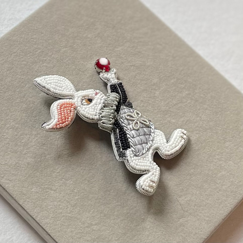 ビーズ刺繍のブローチ -ハートを掲げた白ウサギ (シルバー