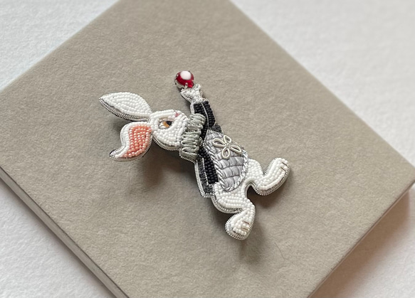 ビーズ刺繍のブローチ　-ハートを掲げた白ウサギ (シルバージャケット)-rabbit 4枚目の画像