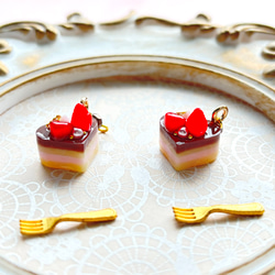 ハートのミニチュアいちごチョコケーキの耳飾り  選べるイヤリング／ピアス／チャーム 2枚目の画像