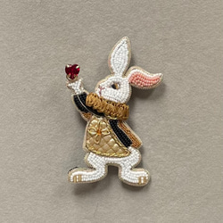 ビーズ刺繍のブローチ　-ハートを掲げた白ウサギ (ゴールドジャケット)-rabbit 3枚目の画像