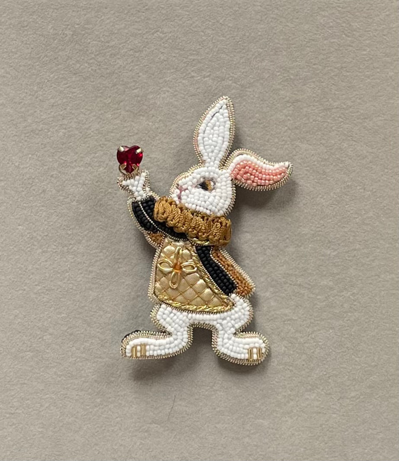 ビーズ刺繍のブローチ　-ハートを掲げた白ウサギ (ゴールドジャケット)-rabbit 3枚目の画像