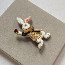 ビーズ刺繍のブローチ　-ハートを掲げた白ウサギ (ゴールドジャケット)-rabbit 4枚目の画像