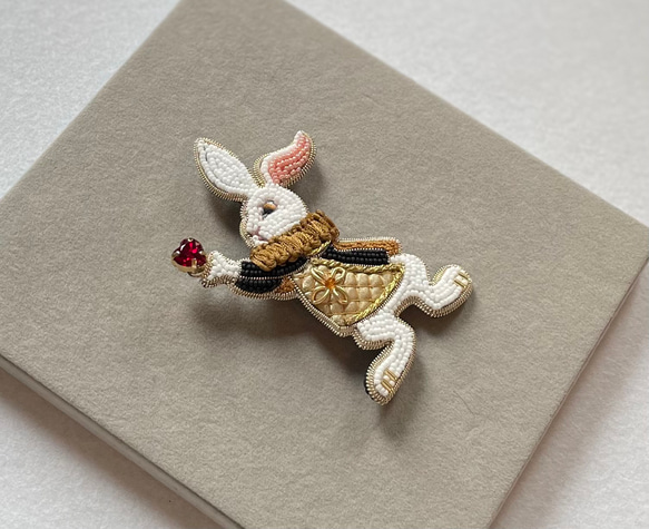 ビーズ刺繍のブローチ　-ハートを掲げた白ウサギ (ゴールドジャケット)-rabbit 4枚目の画像
