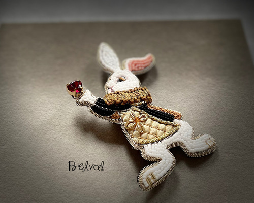 ビーズ刺繍のブローチ -ハートを掲げた白ウサギ (ゴールド