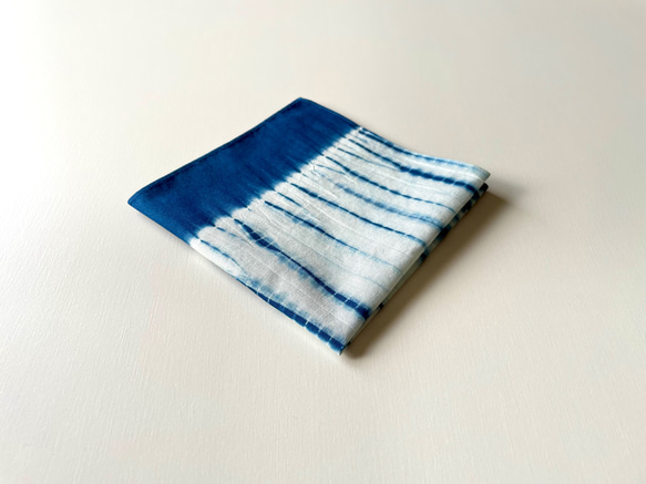 藍染 絞り染め ハンカチ: 竜巻絞り 3枚目の画像