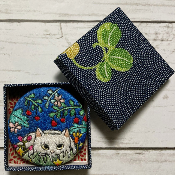 手刺繍オリジナルブローチ＊潜む猫 2枚目の画像