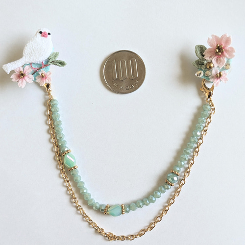 白文鳥さんと桜の襟クリップ、イヤリングの2WAYアクセサリー。つまみ