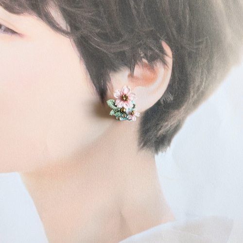白文鳥さんと桜の襟クリップ、イヤリングの2WAYアクセサリー。つまみ