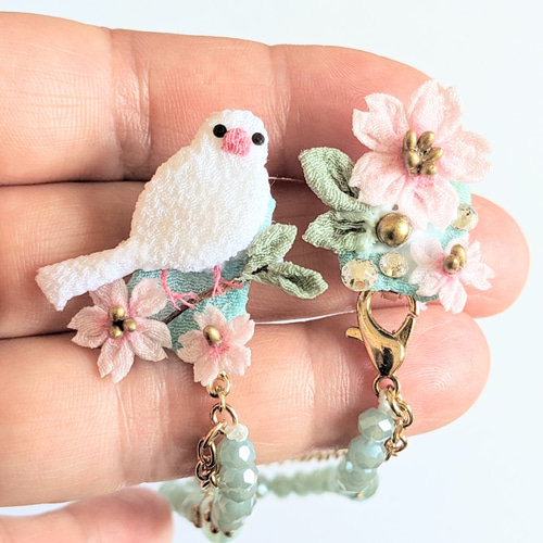 白文鳥さんと桜の襟クリップ、イヤリングの2WAYアクセサリー。つまみ
