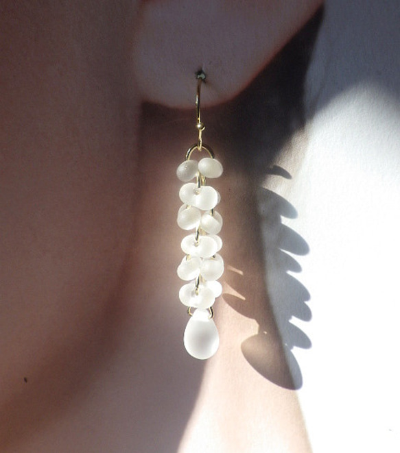 Snow White Cascade Earrings 碎磨毛玻璃耳環系列 第8張的照片