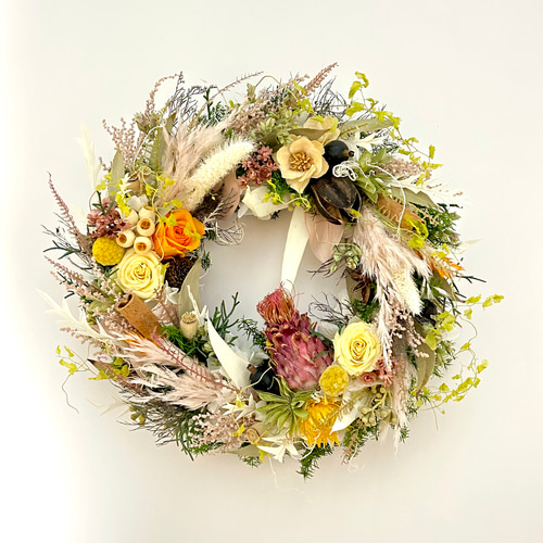 □カジュアルなインテリアリース□ 個性的な花を楽しんで ドライ