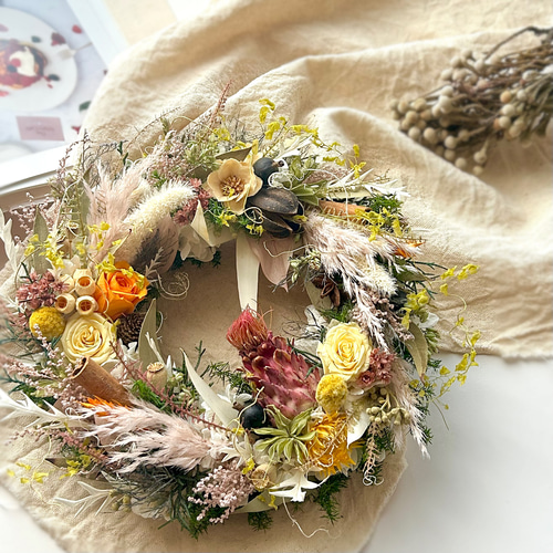 □カジュアルなインテリアリース□ 個性的な花を楽しんで ドライ  