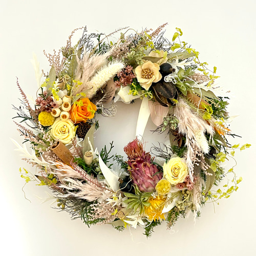 □カジュアルなインテリアリース□ 個性的な花を楽しんで ドライ