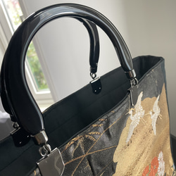 帯リメイクバッグ　本金箔　漆黒地に鶴と花々　綿入りふかふか和装バッグ　A4サイズ 12枚目の画像