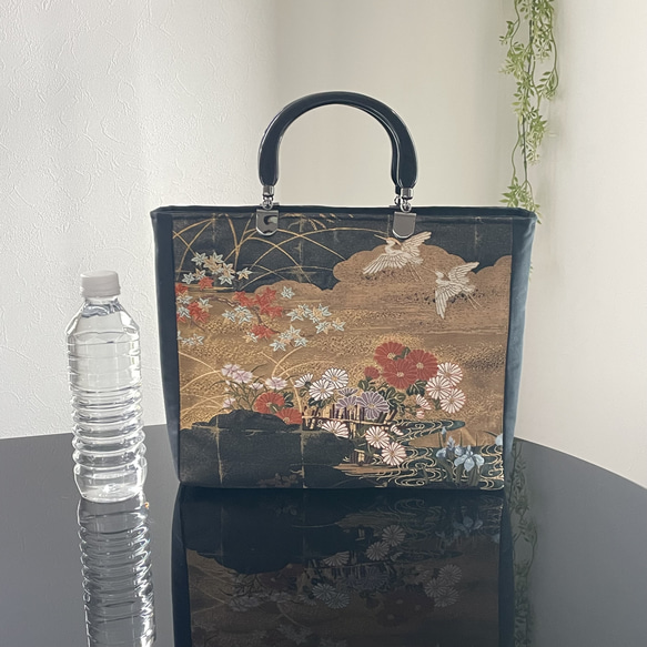 帯リメイクバッグ　本金箔　漆黒地に鶴と花々　綿入りふかふか和装バッグ　A4サイズ 4枚目の画像