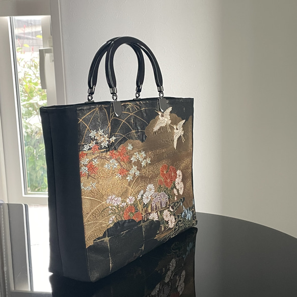 帯リメイクバッグ　本金箔　漆黒地に鶴と花々　綿入りふかふか和装バッグ　A4サイズ 3枚目の画像