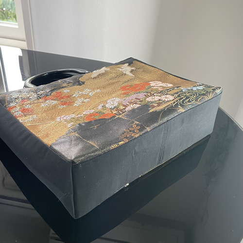帯リメイクバッグ 本金箔 漆黒地に鶴と花々 綿入りふかふか和装バッグ  
