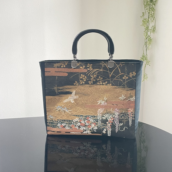 帯リメイクバッグ　本金箔　漆黒地に鶴と花々　綿入りふかふか和装バッグ　A4サイズ 2枚目の画像