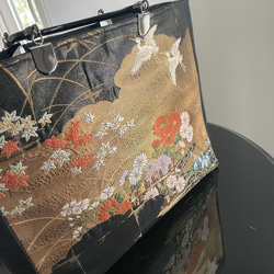 帯リメイクバッグ　本金箔　漆黒地に鶴と花々　綿入りふかふか和装バッグ　A4サイズ 9枚目の画像