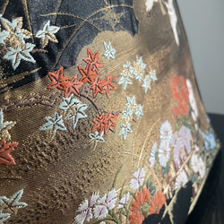 帯リメイクバッグ　本金箔　漆黒地に鶴と花々　綿入りふかふか和装バッグ　A4サイズ 11枚目の画像