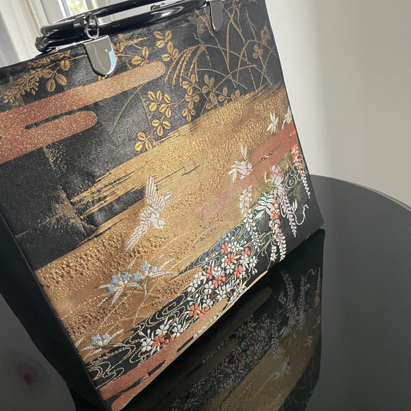 帯リメイクバッグ　本金箔　漆黒地に鶴と花々　綿入りふかふか和装バッグ　A4サイズ 10枚目の画像
