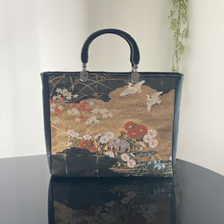 帯リメイクバッグ　本金箔　漆黒地に鶴と花々　綿入りふかふか和装バッグ　A4サイズ 1枚目の画像
