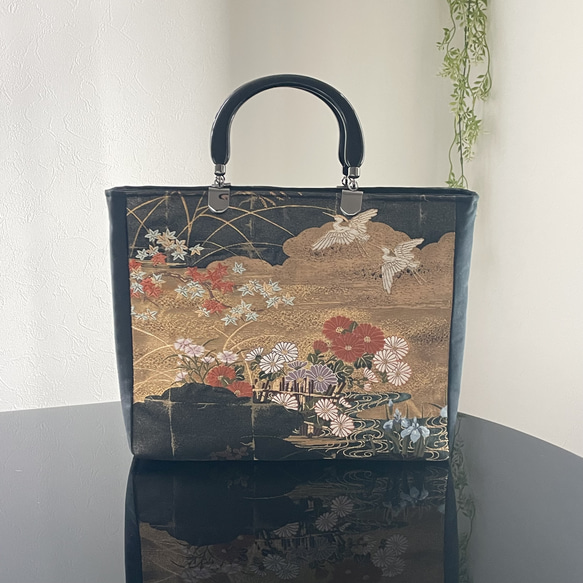 帯リメイクバッグ　本金箔　漆黒地に鶴と花々　綿入りふかふか和装バッグ　A4サイズ 1枚目の画像