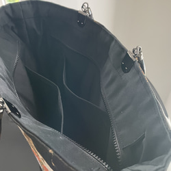 帯リメイクバッグ　本金箔　漆黒地に鶴と花々　綿入りふかふか和装バッグ　A4サイズ 7枚目の画像