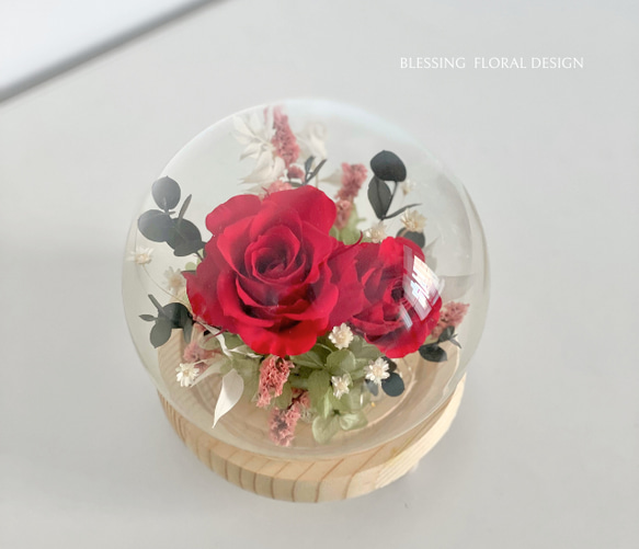 陪伴-不凋花玻璃盅罩/永生花、乾燥花/玫瑰/恩曦花藝設計 第2張的照片