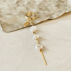 パールとヘマタイトが揺れるイヤーカフ（片耳用） ～　pearl elegant ear-cuff 2枚目の画像